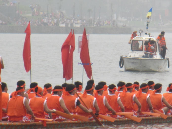 Hàng nghìn người dân đến tham gia và cổ vũ cho 8 đội chơi. (Ảnh: Thu Hường)