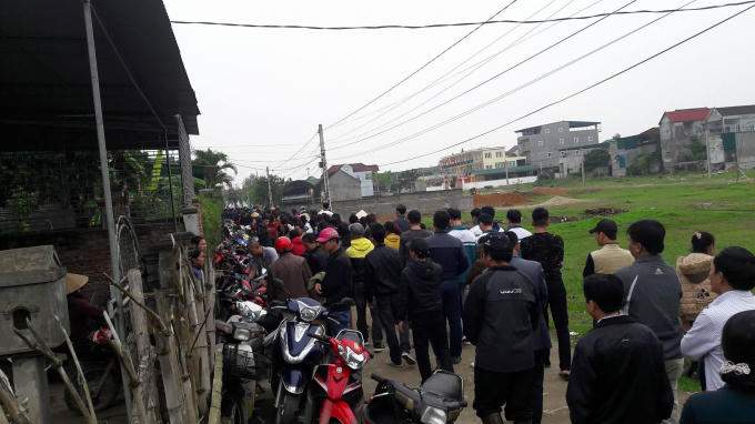 Người thân đau đớn đưa tiễn nữ sinh xấu số về nơi an nghỉ.