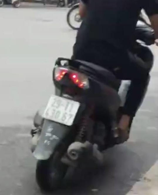 Nam thanh niên điều khiển xe máy sau va chạm liền rời khỏi hiện trường.