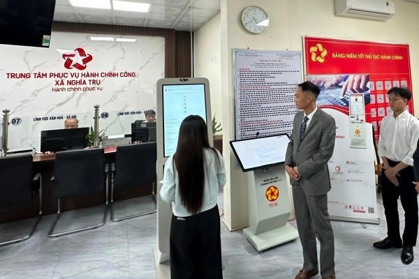 Robot hỗ trợ giải quyết thủ tục hành chính cho người dân tại xã Nghĩa Trụ.