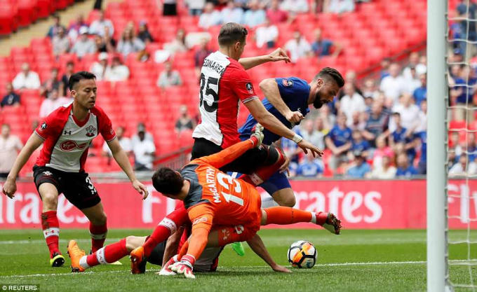 Tiền đạo Giroud đi bóng qua "rừng" cầu thủ Southampton ghi bàn mở tỉ số. (Ảnh: Reuters)