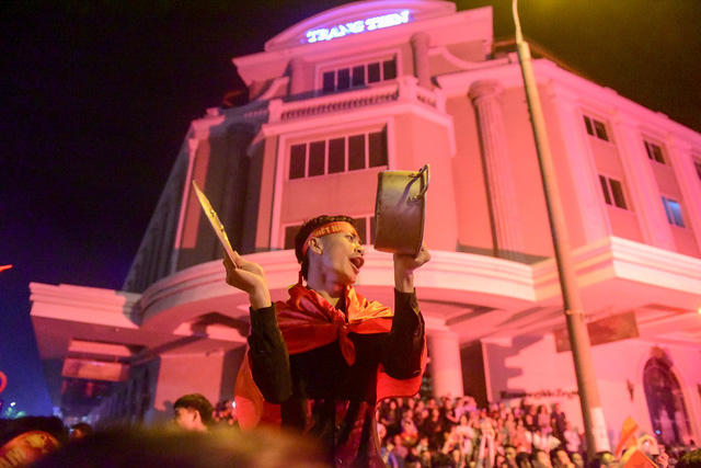 Nhiều cổ động viên dùng nồi để tạo tiếng động.