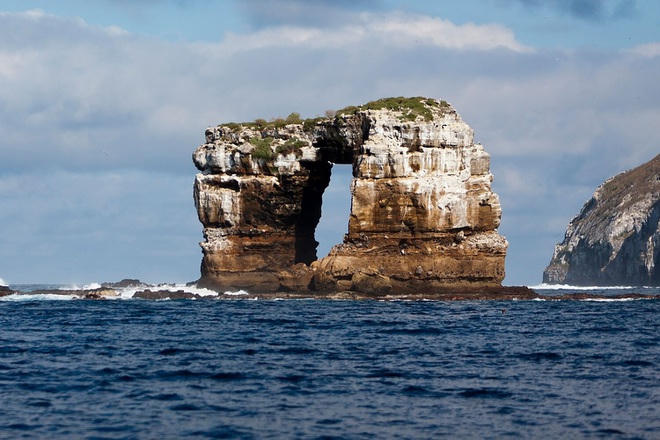 Vòm đá Darwin - thuộc quần đảo Galapagos, nằm cách bờ biển Ecuador khoảng 1.000 km có chiều cao 43m, dài 70m, rộng 23m, là Di sản Thế giới được UNESCO công nhận (Ảnh: People).
