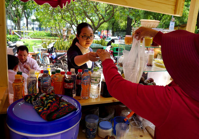 Khách hàng có thể vừa ăn trưa, vừa ngồi nhâm nhi cà phê hay nước ngọt tại chỗ.