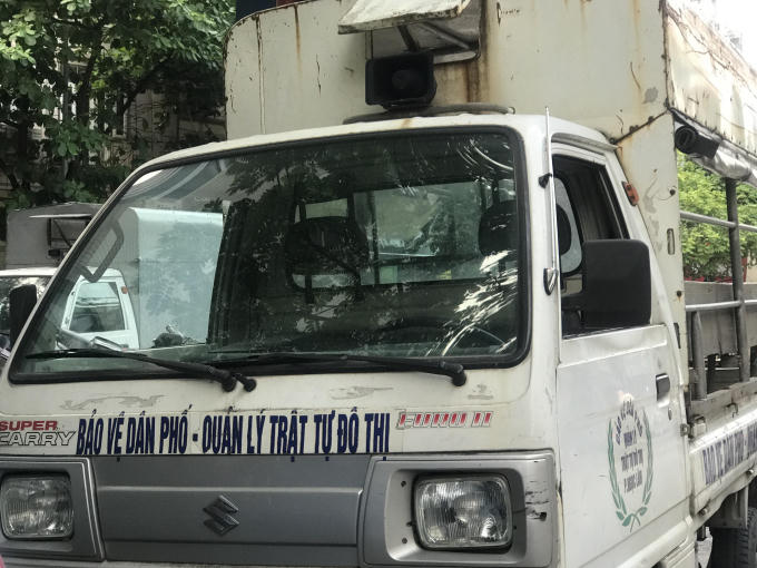 Trên kính trước không có tem kiểm định theo quy định.