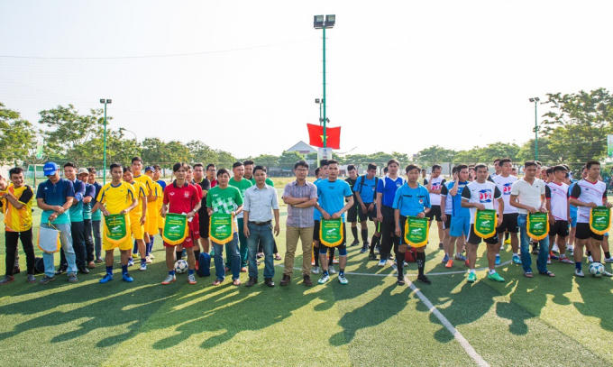 Giải đấu  chia 4 bảng thi đấu theo thể thức đá vòng tròn tính điểm mỗi bảng .