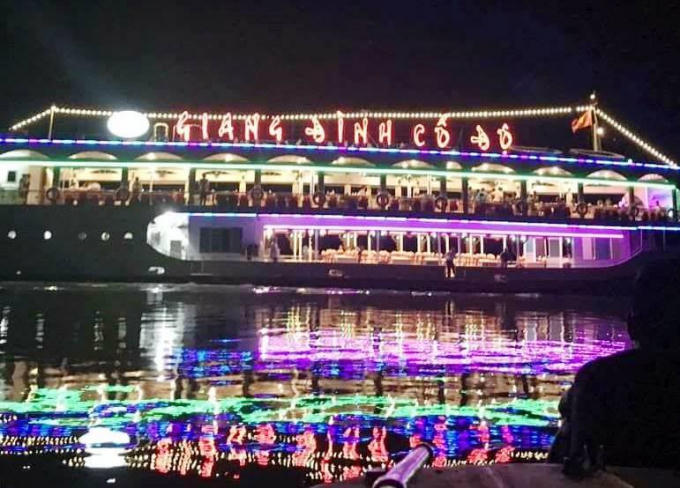 Du thuyền Giang Đình cổ độ về đêm.