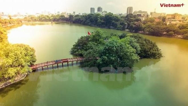 Chung tay bảo vệ môi trường để có những không gian xanh như Hồ Gươm. (Ảnh: Vietnam+).