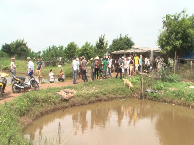 Nhiều người dân quan tâm đến sự xuất hiện của phóng viên.