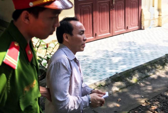 Bị cáo Võ Đình Tuấn bị áp giải sau phiên tòa. (Ảnh: báo Người lao động)