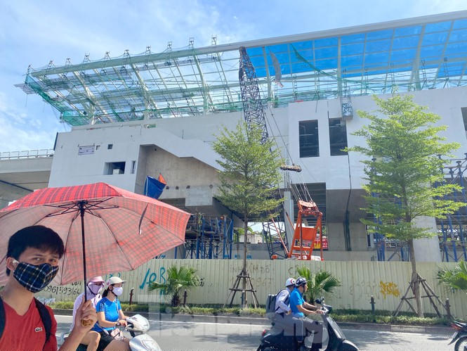 Công nhân đội nắng hoàn thiện nhà ga tuyến đường sắt Nhổn - ga Hà Nội. - ảnh 2