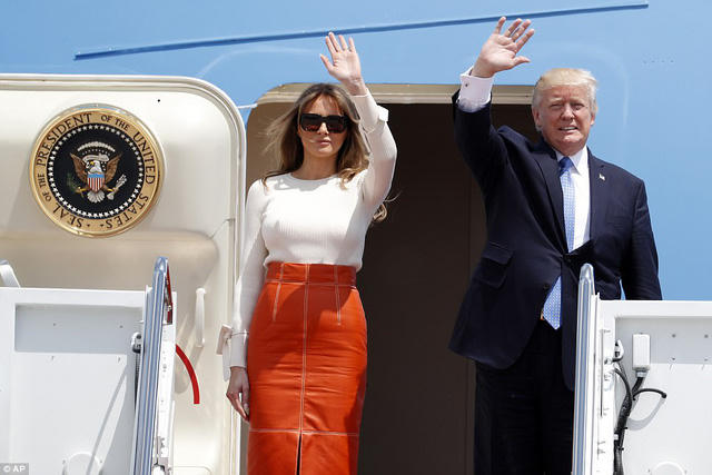 Từ trên chuyên cơ Không lực Một, Tổng thống Trump và Đệ nhất phu nhân đã vẫy chào từ biệt để chuẩn bị cho chuyến công du nước ngoài đầu tiên. (Ảnh: AP)
