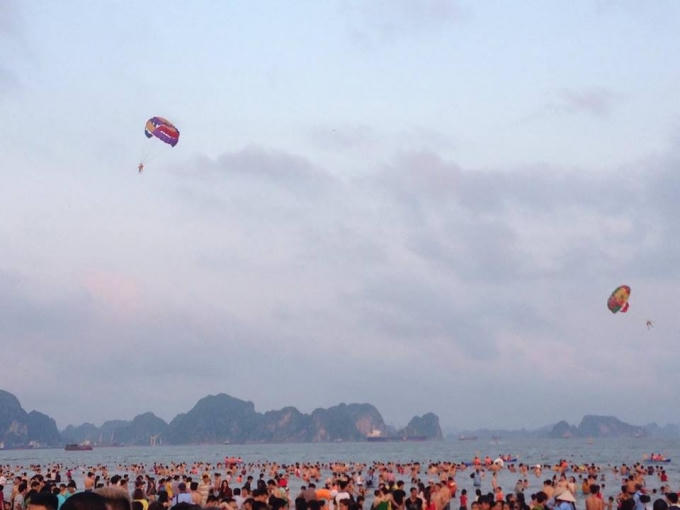 Dịch vụ dù bay thu hút được sự chú ý của đông đảo du khách đến với Hạ Long.