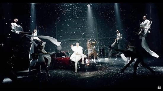 Chiếc áo lông trắng bình thường “bỗng chốc” mang thương hiệu Big Bang.