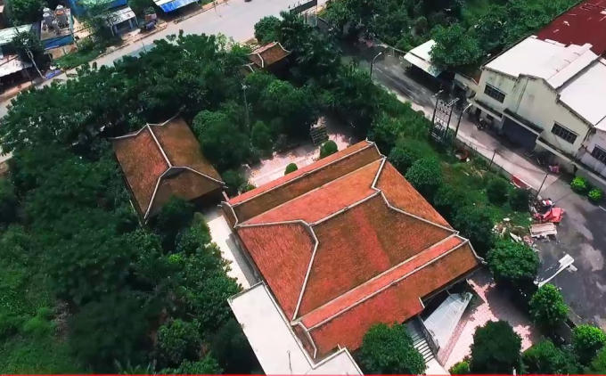 Xung quanh nhà được trồng nhiều cây xanh bao bọc bởi hàng rào cao tầm khoảng 3 m.