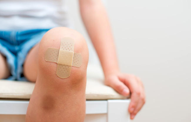 Chỉ cần một vết xước nhỏ ở đầu gối có thể gây uốn ván, nguy kịch. Ảnh: minh họa