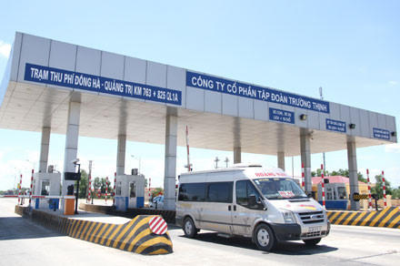 Trạm thu phí BOT trên quốc lộ 1A đoạn qua Quảng Trị, dân phải nộp phí cho cả những đoạn đường không sử dụng. Ảnh: Hưng Thơ.
