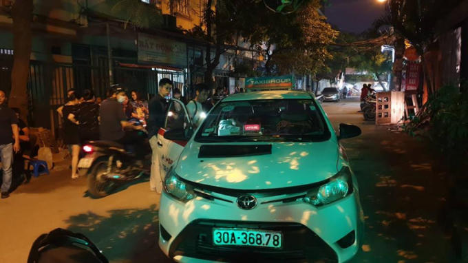 Chiếc xe taxi được công an phường Quan Hoa bảo vệ. (Ảnh: Báo Giao thông)