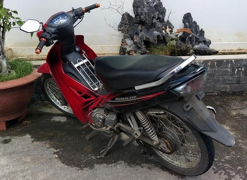 Để né tránh lực lượng công an, Nhân tháo biển số xe của nạn nhân vứt trên đường trốn chạy. Ảnh: Phước Tuấn