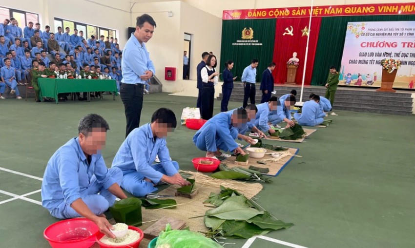 Các học viên thi gói bánh trưng đón Tết.