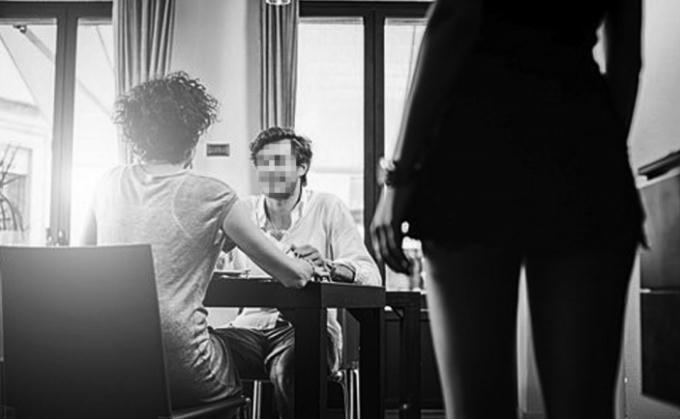 Giữa lúc nhân tình đòi cưới nhưng vợ nhất định không chịu ly hôn đã khiến người chồng có hành động sai lầm.