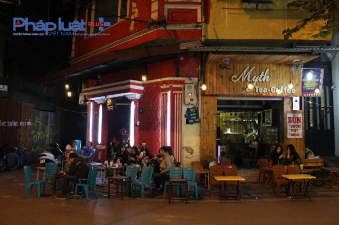 Tất cả đều được bày bán công khai và được giới trẻ sử dụng ngay dưới lòng đường, vỉa hè.