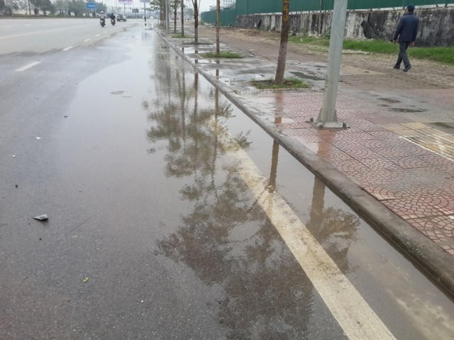 Nước được bơm ra phía đường Võ Chí Công, tràn lênh láng trên mặt đường.