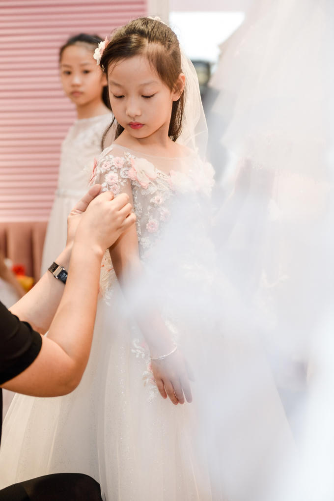 Anh Thư trong buổi thử đồ.