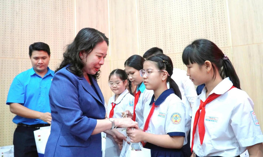 Phó Chủ tịch nước Võ Thị Ánh Xuân tặngquà trẻ em có hoàn cảnh khó khăn