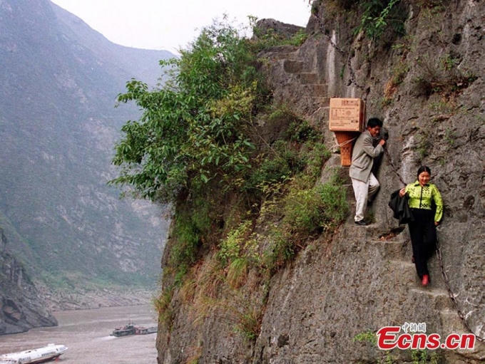 Gao Ping cùng bạn gái của mình sống tại vùng núi dọc theo sông Trường Giang, thuộc tỉnh Hồ Bắc đang "thồ" một chiếc TV về nhà để chuẩn bị cho đám cưới sau khi mua trên thành phố. Ở các vùng nông thôn kém phát triển, việc mua sắm và vận chuyển đồ đạc là một trở ngại lớn dù bạn có đủ tiền để mua chúng.