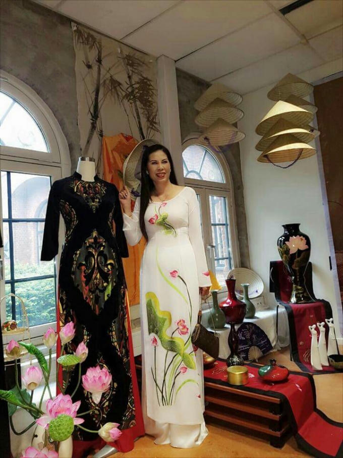 Giới thiệu áo dài Việt Nam tại cuộc Trưng bày.