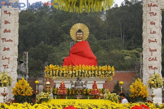 Đặc biệt, Việt Nam là nước đầu tiên có vinh dự được đón tượng Phật ngọc Hòa bình Thế giới vào năm 2009. Tượng đã được tôn trí và chiêm bái tại các chùa Quán Thế Âm (Đà Nẵng), chùa Đại Tòng Lâm (Bà Rịa – Vũng Tàu), chùa Phổ Quang, chùa Hoằng Pháp (Tp.HCM), chùa Vạn An (Đồng Tháp), chùa Phật Tích (Bắc Ninh).