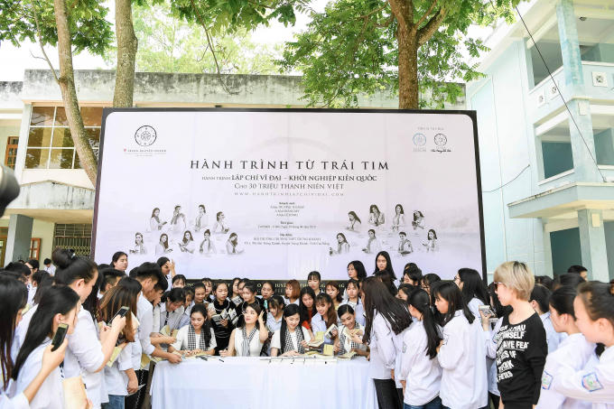 Các người đẹp hoa hậu vượt núi tặng sách cho thanh niên vùng cao