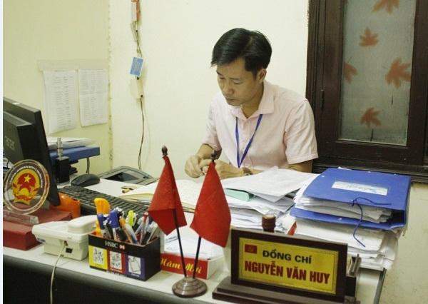 Ông Nguyễn Văn Huy, Chủ tịch Hội đồng nhân dân phường Tân Mai (Hoàng Mai, Hà Nội): "Tôi cũng mong muốn các cấp Quốc hội cũng như HĐND có tiếng nói, quyết định mang tính toàn diện". Dân số tại phường hiện nay có khoảng 24 nghìn người để bầu 28 đại biểu. Cử tri hiện nay có 15.700 cử tri và có 9 tổ bầu cử về cơ bản đã sẵn sàng. Với cá nhân tôi về đợt bầu cử lần này thì mỗi công dân cần phải có ý thức, trách nhiệm để lựa chọn những người thực sự xứng đáng tham gia vào Quốc hội và HĐND các cấp.