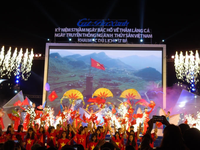 Qua mỗi tiết mục gửi gắm t&igrave;nh y&ecirc;u qu&ecirc; hương đất nước.