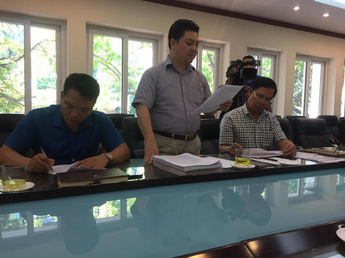 Ông Trần Đông Dực (người đứng) - Giám đốc trung tâm phát triển quỹ đất quận Cầu Giấy thông tin với báo chí về vụ việc.