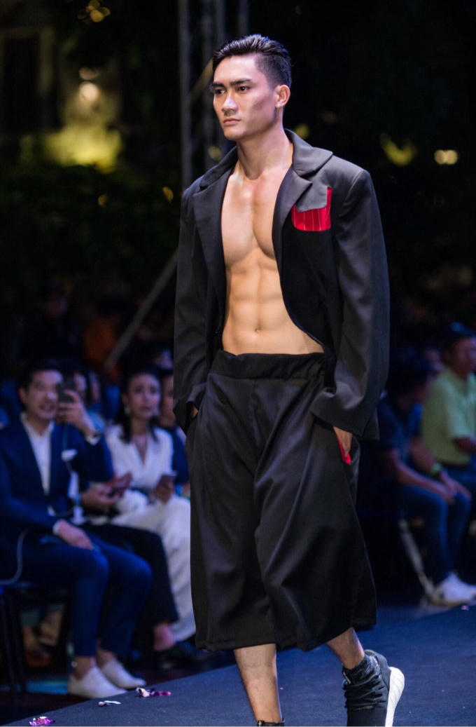 Gương mặt điển trai cũng là lợi thế khiến Lương Gia Huy thêm phần nổi bật khi xuất hiện. 