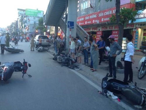 Tại hiện trường, hàng loạt xe máy nằm dạt dưới lòng đường và sát vỉa hè.