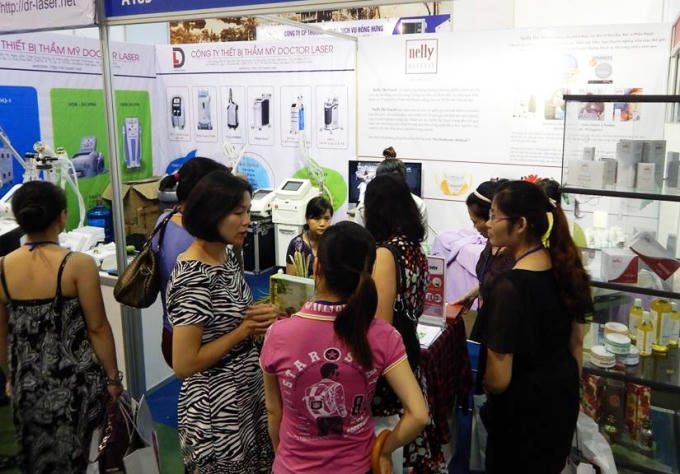 Khách tham quan các gian hàng của doanh nghiệp tại VIETNAM MEDI-PHARM.