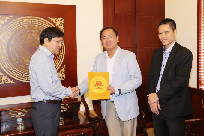 Ông Từ Văn Phước _ CTHĐQT nhận Thư cảm ơn từ chính quyền địa phương tỉnh Khánh Hoà
