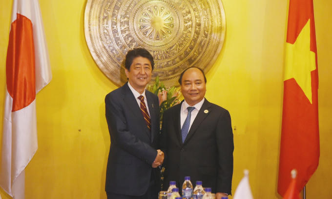 Thủ tướng Chính phủ Nguyễn Xuân Phúc và Thủ tướng Nhật Bản Shinzo Abe. - Ảnh: VGP/Quang Hiếu