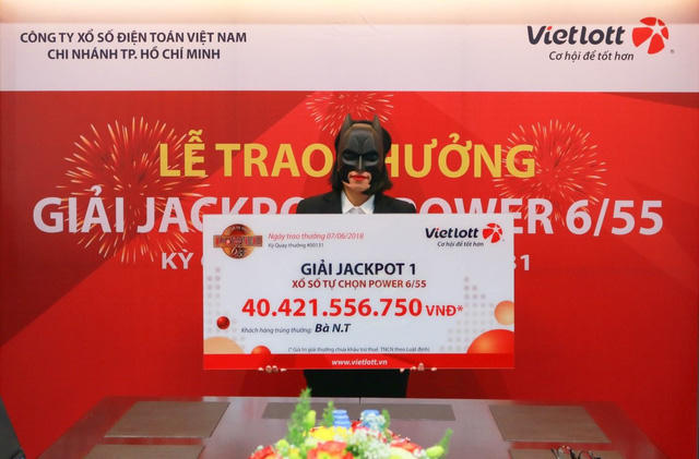 Chị N.T đeo mặt nạ nhận giải độc đắc hơn 40 tỷ đồng