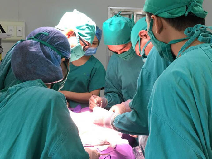 Ca phẫu thuật diễn ra trong khoảng hơn 30 phút, với sự tham gia của 4 bác sĩ và đội ngũ kỹ thuật viên thực hiện. Ảnh: BVCC