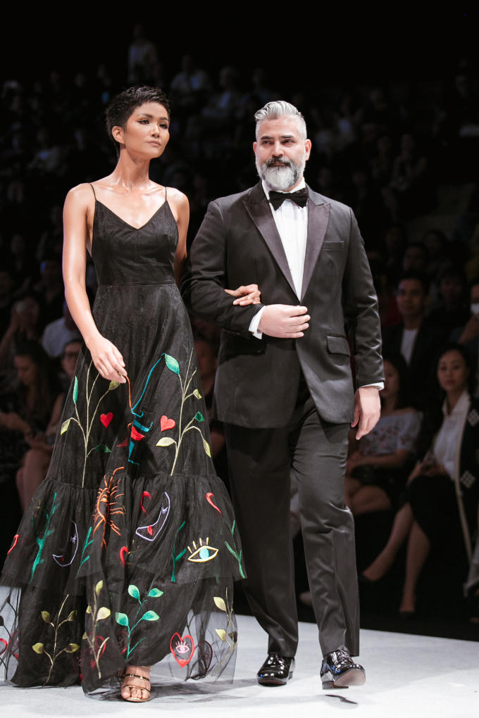 Hoa hậu H&rsquo;Hen Ni&ecirc;, &Aacute; hậu Ho&agrave;ng Th&ugrave;y, &Aacute; hậu M&acirc;u Thủy giữ vai tr&ograve; vedette đ&ecirc;m bế mạc Vietnam International Fashion Week 2018