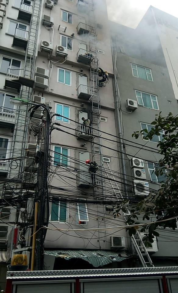 Vẫn có người bị kẹt bên trong nên lực lượng chức năng đang phá cửa sau để cứu nạn nhân.