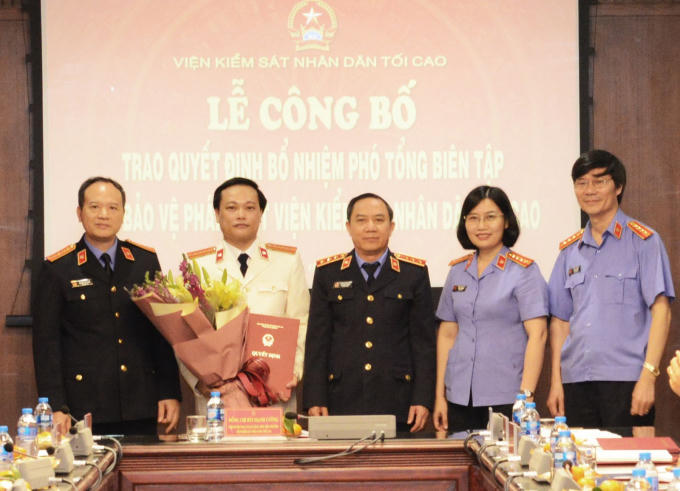 Ông Vũ Mạnh Hà (áo trắng) giữ chức vụ Phó Tổng biên tập báo Bảo vệ pháp luật thuộc VKSND tối cao, kể từ ngày 1/12/2018