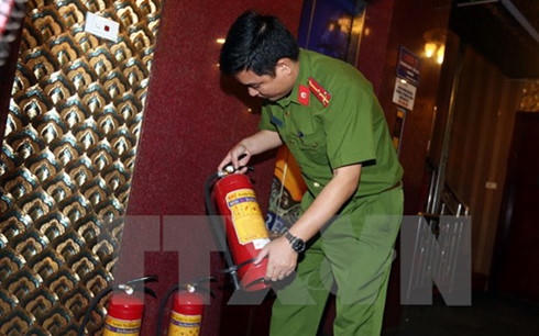 Cảnh sát phòng cháy, chữa cháy kiểm tra điều kiện phòng cháy, chữa cháy bên trong phòng hát của quán Karaoke rên phố Triệu Việt Vương.