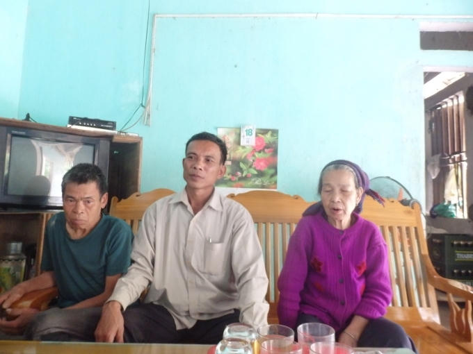 Bà Việt (áo tím) là một trong số nhiều người nghèo bị ông Lợi "nuốt" số tiền chính sách của nhà nước cấp theo chế độ 67.
