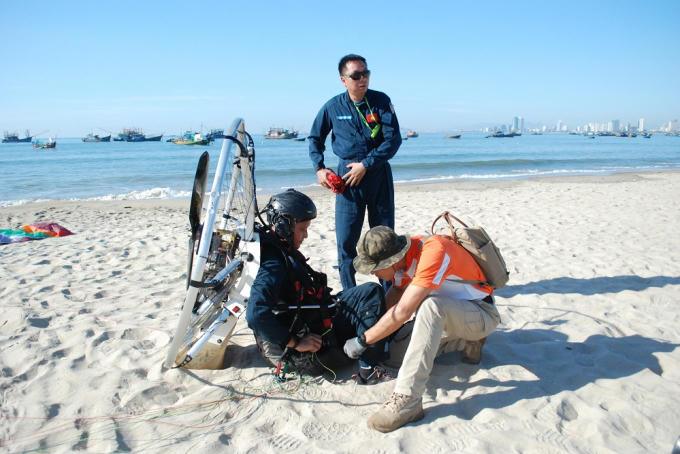 Các phi công chuẩn bị kỹ lưỡng trước khi thực hiện chuyến bay.