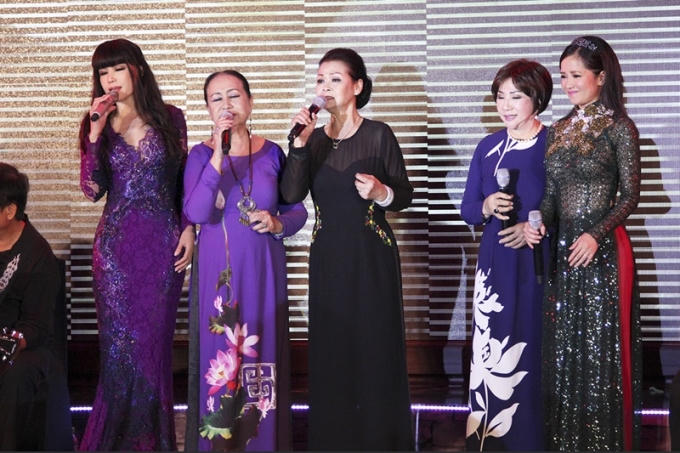 Nhật Hạ truyền cảm, dịu d&agrave;ng trong đ&ecirc;m nhạc Kh&aacute;nh Ly - V&ograve;ng tay nh&acirc;n &aacute;i